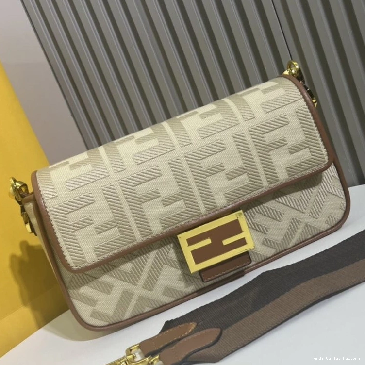 Vintage HOT Motif Baguette FF Canvas Beige Medium Fendi In Bag 0730
